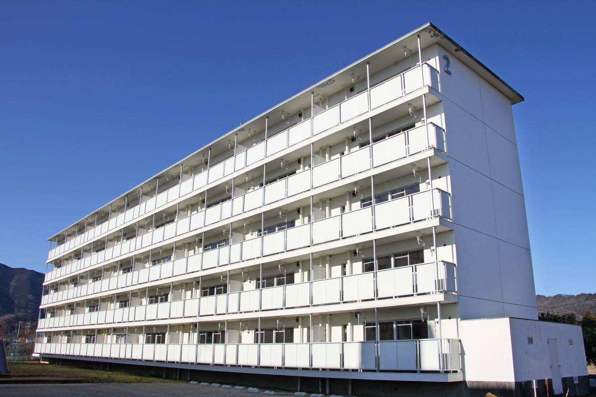 【揖斐郡揖斐川町上南方のマンションの建物外観】