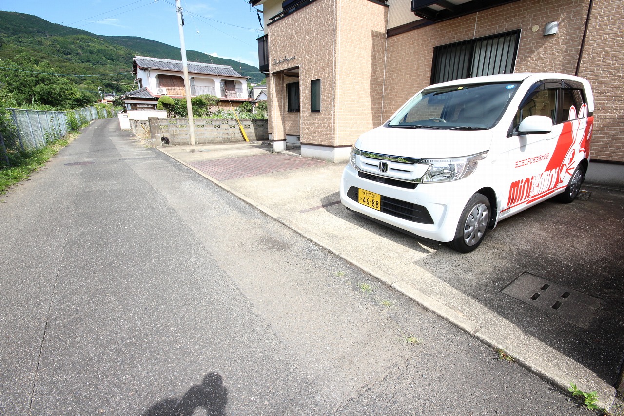 【カーデ・アリューナの駐車場】