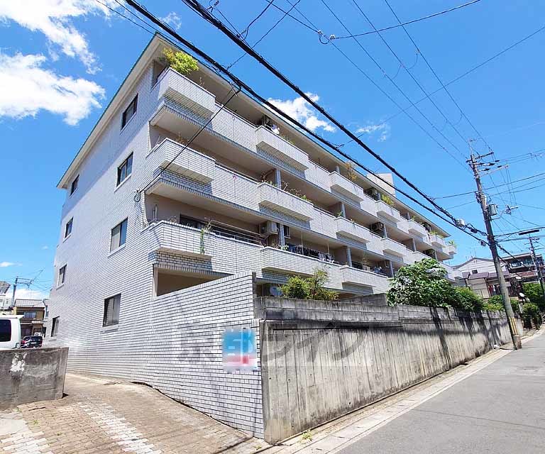 京都市右京区太秦乾町のマンションの建物外観