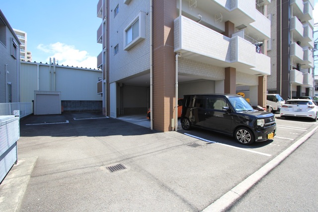 【松山市室町のマンションの駐車場】