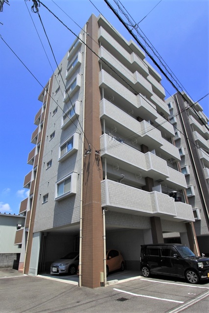 【松山市室町のマンションの建物外観】