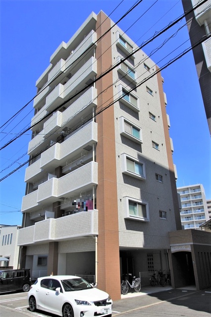 【松山市室町のマンションの建物外観】