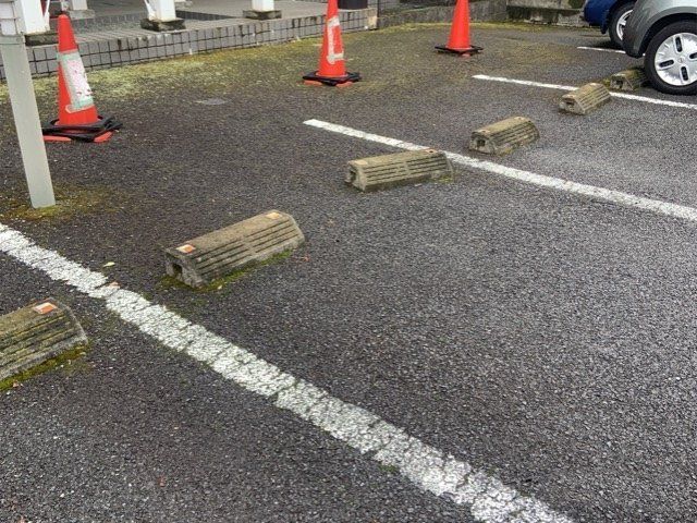 【相模原市南区下溝のアパートの駐車場】