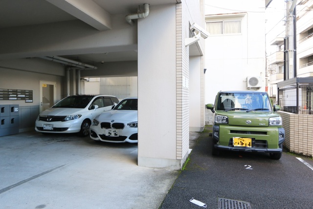 【松山市東雲町のマンションの駐車場】