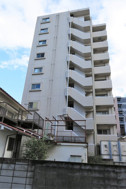 【松山市東雲町のマンションの建物外観】