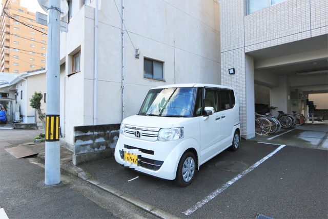 【松山市東雲町のマンションの駐車場】