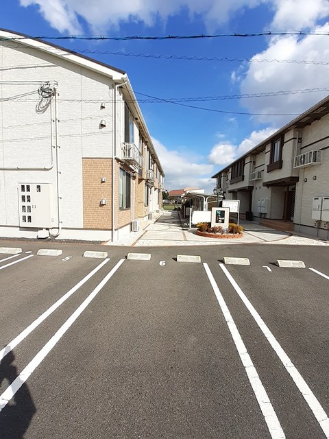 【出雲市芦渡町のアパートの駐車場】