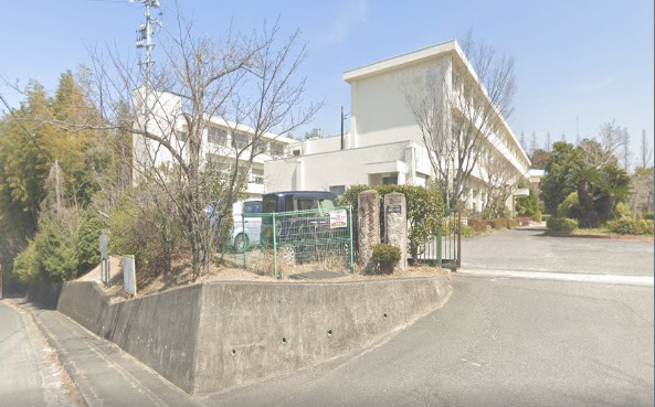 【知多市岡田美里町のマンションの小学校】