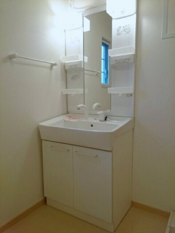 洗面設備　明るい洗面所です