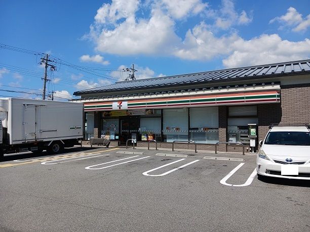 コンビニ　セブンイレブン様（コンビニ）まで300m