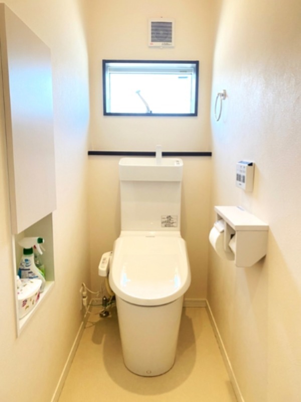 トイレ　温水洗浄便座です。