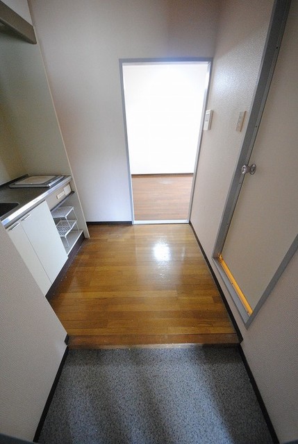 玄関　写真は２０２号室