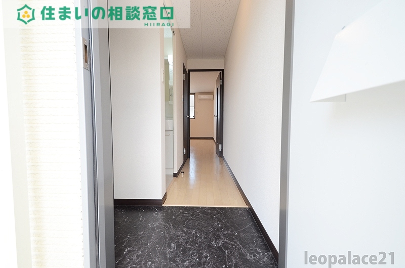 玄関　同タイプ物件の写真です。