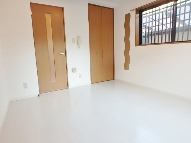 居室・リビング　同建物の別部屋の写真です。