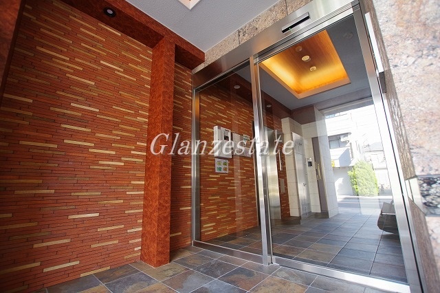 エントランス　落ち着いたエントランスです