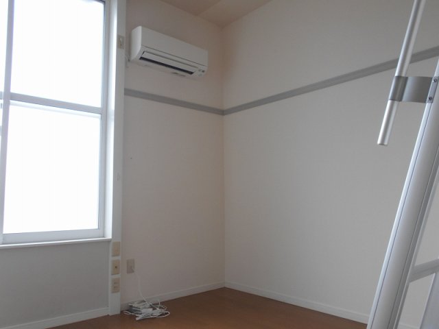 居室・リビング　1Ｆ：フローリング　２Ｆ：絨毯