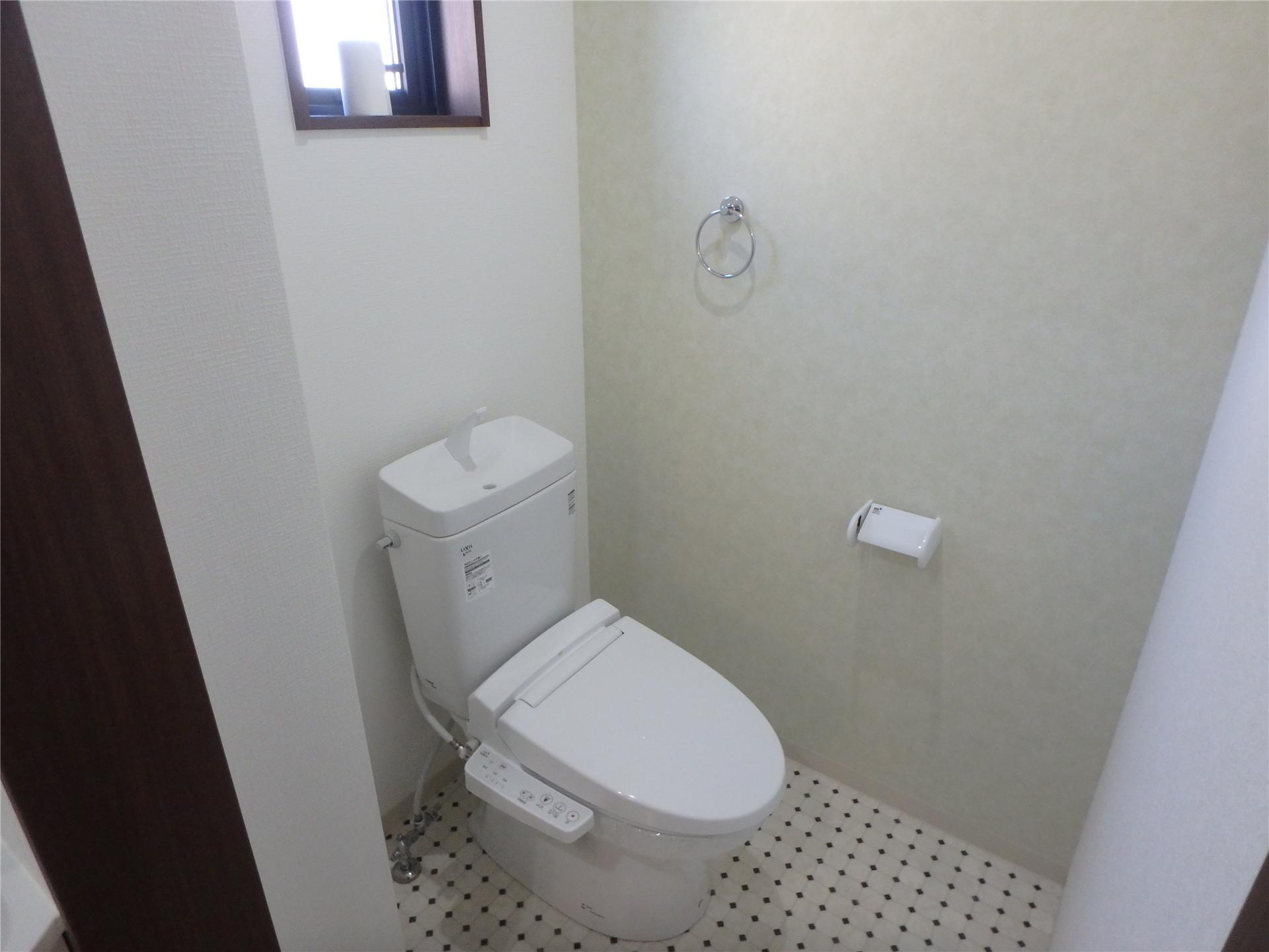 トイレ　棚付きのトイレです