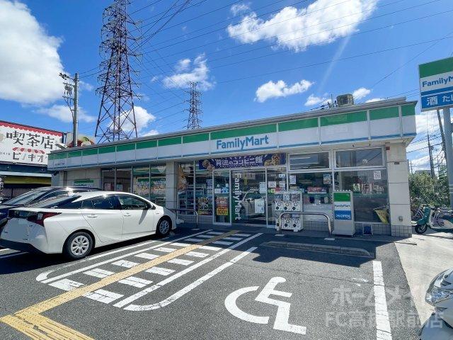 コンビニ　ファミリーマート　高槻大塚町三丁目店（コンビニ）まで461m