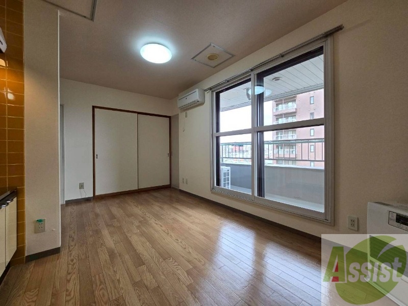 居室・リビング　木目のフローリングは落ち着きのある印象のお部屋になりますね。