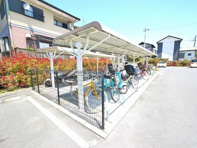 その他共有部分　ゆったりとした駐輪場です。