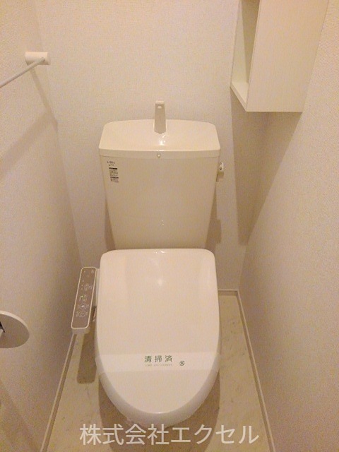 トイレ　温水洗浄便座です。