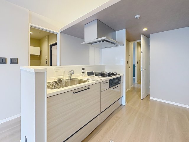 キッチン　掲載写真は同型モデルを掲載しており実際のお部屋と仕様等が異な