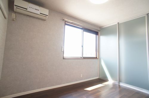 その他部屋・スペース　5.9帖の洋室にはエアコンとLED照明付き。初期費用軽減！