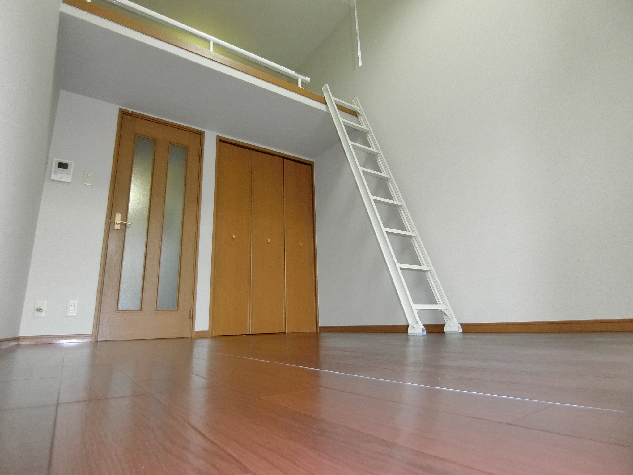 居室・リビング　上部にベッドスペース（お洒落なロフト付）完備です☆