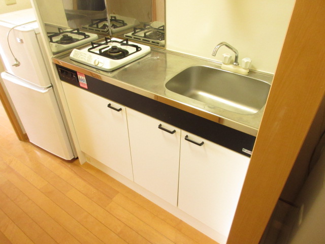 キッチン　1口ガスコンロ・冷蔵庫・洗濯機あり
