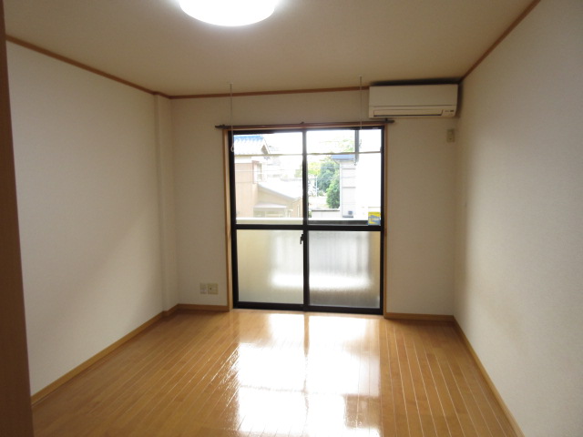 居室・リビング　広い9.5帖洋室、2階のお部屋です