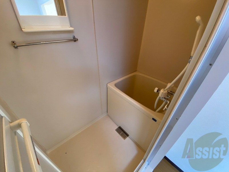 バス・シャワールーム　バスルームは狭すぎず、シャワーも浴びやすそうです。