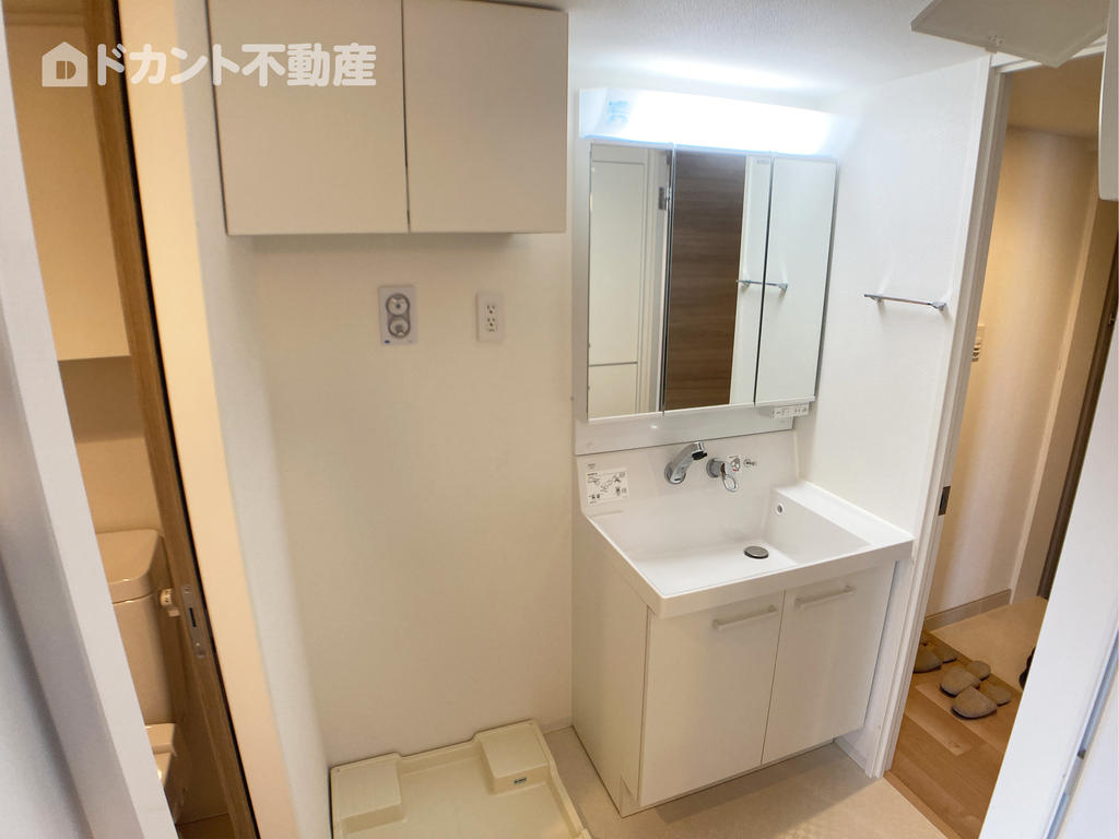 洗面設備　シャワー付き独立洗面台です☆
