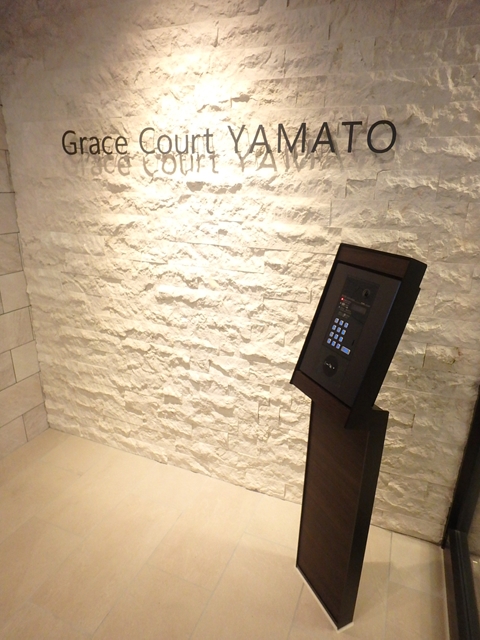 エントランス　●オートロック・宅配ボックス完備のエントランス。