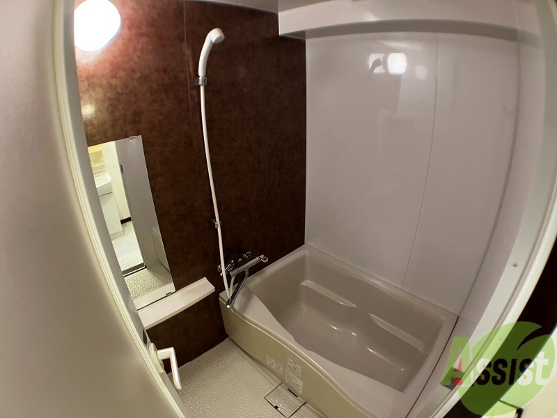 バス・シャワールーム　浴室です。バスタブが広くてゆったりできます。