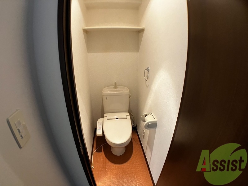 トイレ　ウォシュレット機能がついているので安心ですね。