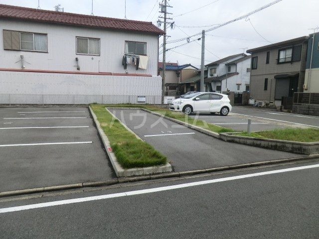 【セジュール高木の駐車場】
