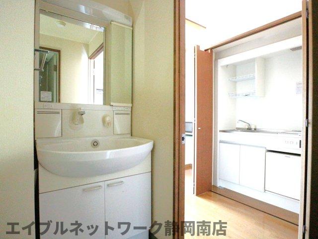 洗面設備　脱衣スペースもあります
