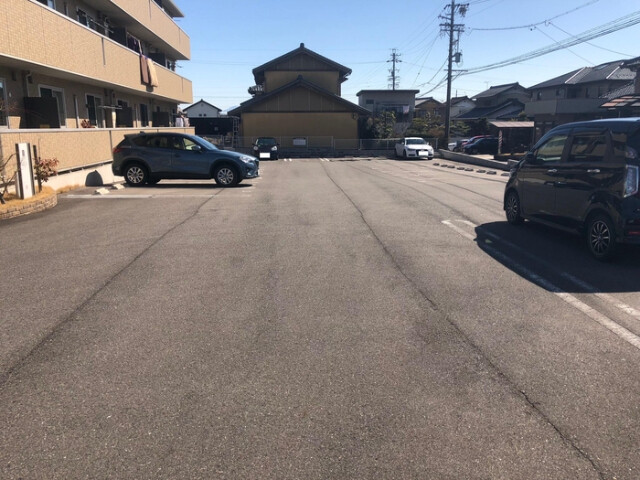 【美濃加茂市太田町のアパートの駐車場】