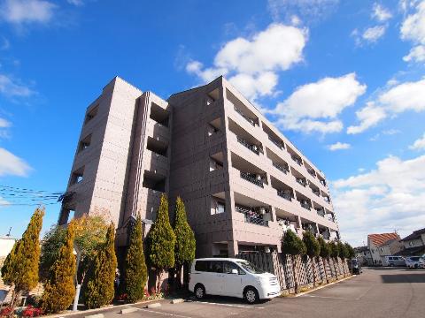 美濃加茂市中部台のマンションの建物外観