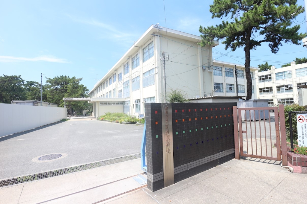 【福岡市早良区百道のマンションの小学校】