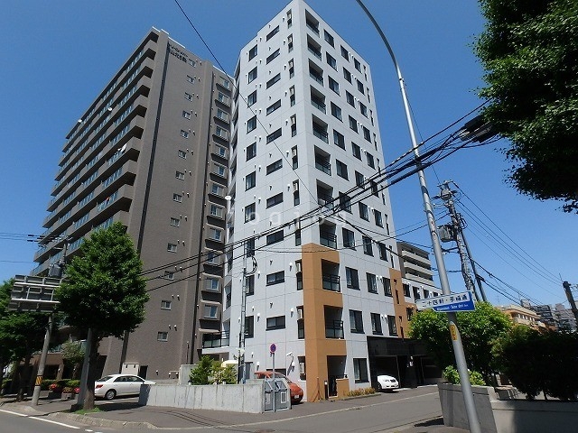 札幌市中央区北五条西のマンションの建物外観