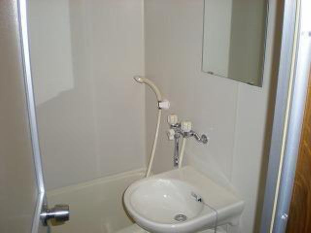 バス・シャワールーム　同物件別室のお写真です