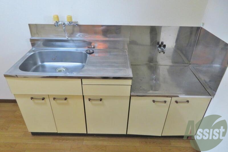 キッチン　キッチンはシンプルで使いやすそうな設計になっていますねー。