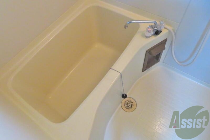 バス・シャワールーム　浴槽と洗い場は広々しているのでお掃除がらくらくできますねー。