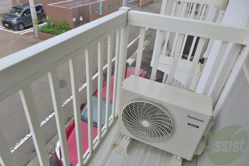 バルコニー　バルコニーは広々していて洗濯物をたくさん干せそうですねー。