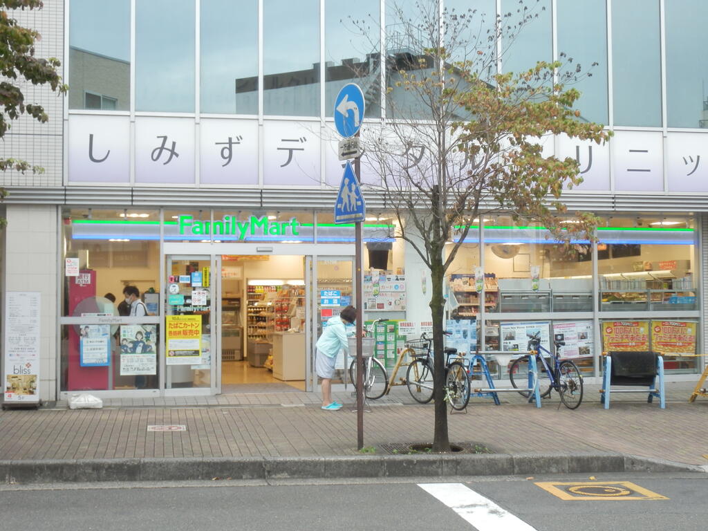 コンビニ　ファミリーマート北浦和駅西口店（コンビニ）まで139m