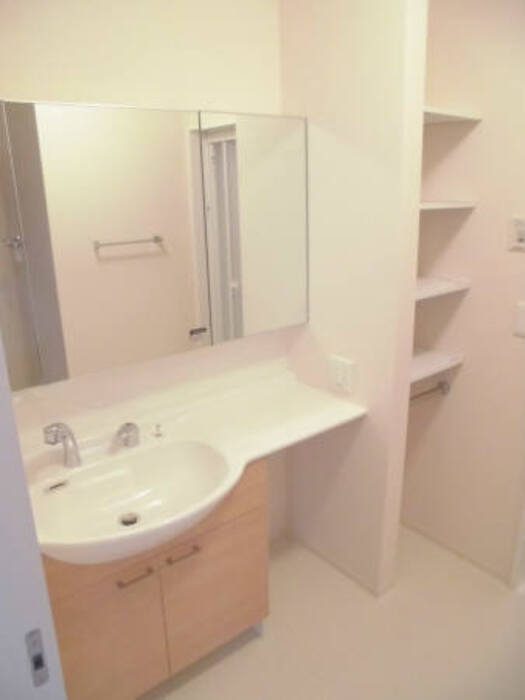 洗面設備　明るい洗面所です