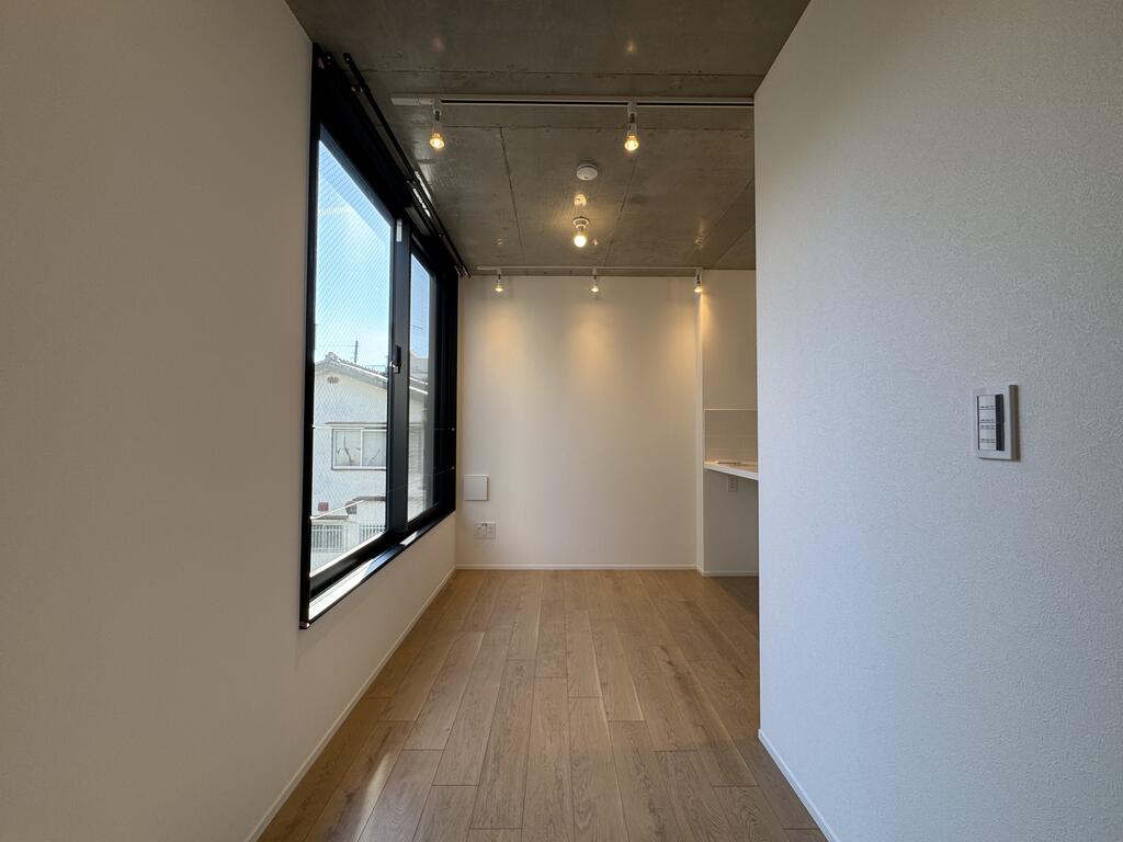 玄関　大きな窓で明るいお部屋