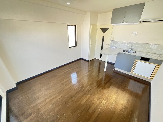 その他部屋・スペース　落ち着いた色調の寝室です