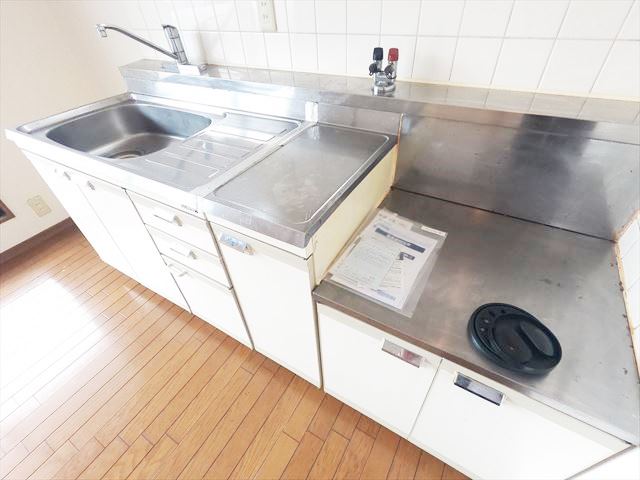 キッチン　ガスコンロ設置タイプ、広くて綺麗なキッチン